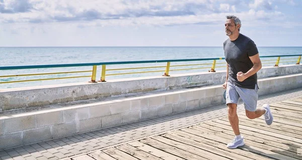 Hombre Hispano Mediana Edad Con Ropa Deportiva Corriendo Orilla Del — Foto de Stock