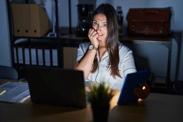 Mulher Morena Jovem Trabalhando Escritório Noite Olhando Estressado Nervoso Com — Fotografia de Stock