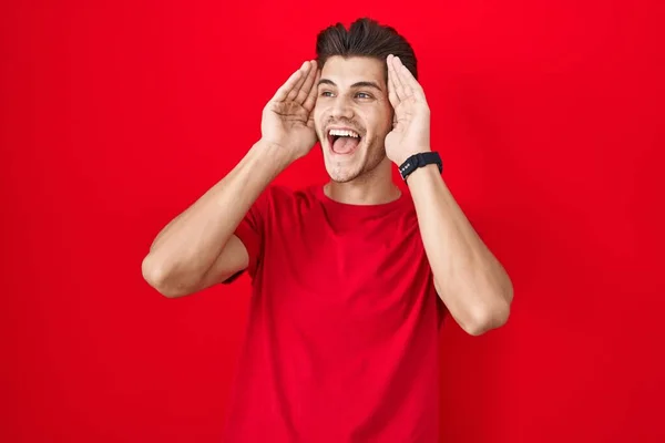 Νεαρός Ισπανός Που Στέκεται Πάνω Από Κόκκινο Φόντο Χαμογελώντας Χαρούμενος — Φωτογραφία Αρχείου
