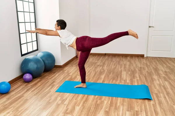 Joven Mujer Hispana Sonriendo Segura Entrenar Yoga Centro Deportivo — Foto de Stock