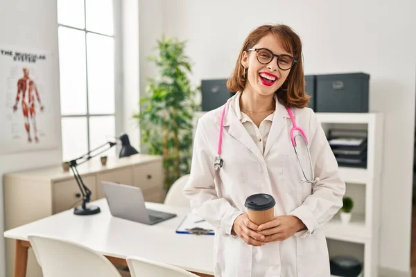 Mujer Joven Caucásica Vistiendo Uniforme Médico Bebiendo Café Clínica — Foto de Stock