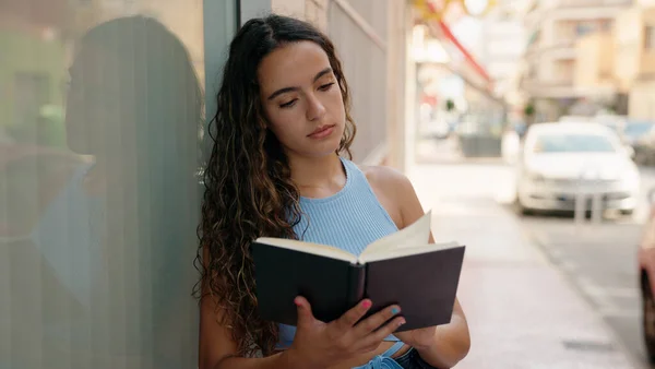 Jovem Bela Mulher Hispânica Ler Livro Rua — Fotografia de Stock