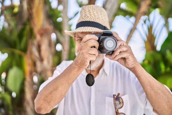 Senior Tersenyum Percaya Diri Mengenakan Topi Musim Panas Menggunakan Kamera — Stok Foto