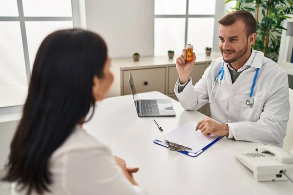 Mann Und Frau Arzt Und Patient Mit Ärztlicher Beratung Verschreiben — Stockfoto