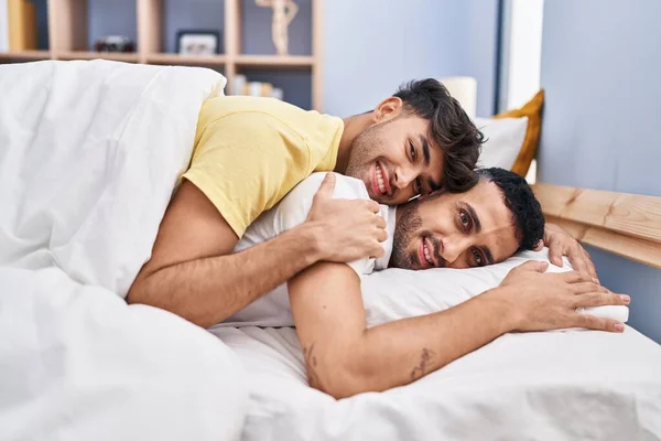Två Man Par Kramar Varandra Liggande Sängen Sovrummet — Stockfoto
