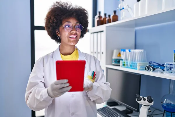 Laboratuvarda Çalışan Afrikalı Amerikalı Kadın Bilim Adamı — Stok fotoğraf