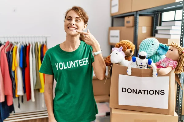 Mulher Caucasiana Bonita Vestindo Camiseta Voluntária Doações Ficar Apontando Com — Fotografia de Stock