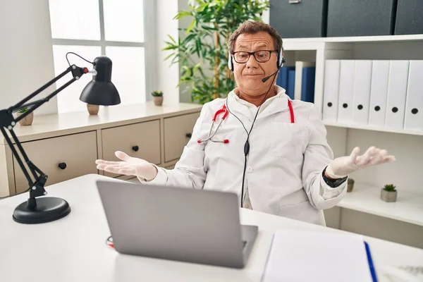 Senior Doctor Man Working Online Appointment Clueless Confused Open Arms — Stock Photo, Image