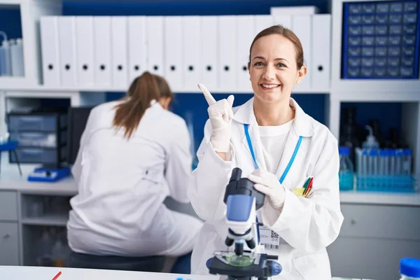 Mulher Loira Trabalhando Laboratório Livre Crueldade Sorrindo Feliz Apontando Com — Fotografia de Stock