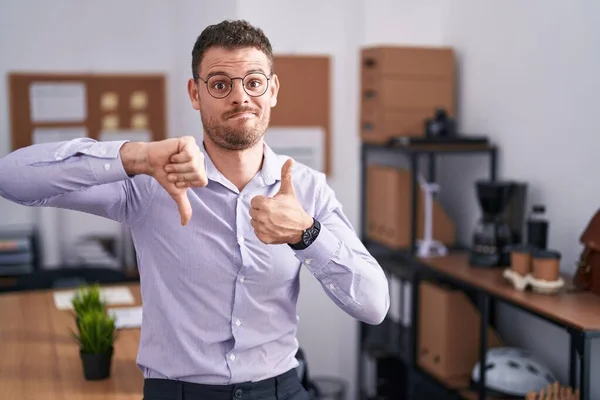 Giovane Uomo Ispanico Ufficio Fare Pollici Giù Disaccordo Espressione Accordo — Foto Stock