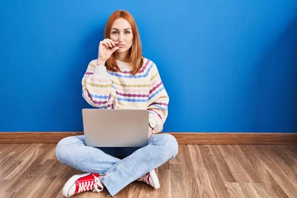 Mujer Joven Usando Ordenador Portátil Casa Sentado Suelo Boca Labios —  Fotos de Stock