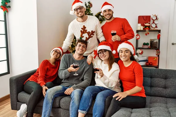 Group Young People Celebrating Christmas Drinking Wine Home — Stock Photo, Image