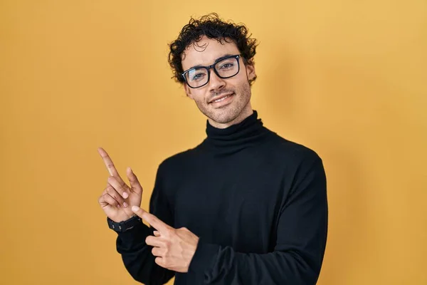 Ein Spanischer Mann Steht Lächelnd Vor Gelbem Hintergrund Und Blickt — Stockfoto