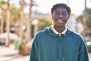 Afro-Amerikan adam gülümsüyor. Kendine güveniyor.