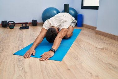 Genç İspanyol adam spor merkezinde geriniyor.