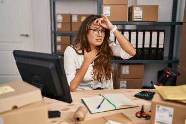 Küçük işletmelerde çalışan Latin kökenli genç bir kadın hastalık, ateş, grip ve soğuk algınlığı için alnına dokunuyor. 