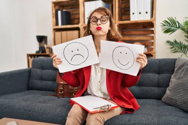 Depresyonda çalışan genç ve güzel bir kadın. Mutsuzluktan mutluluk kağıdına sarılıp komik yüzlü yanakları şişiriyor. Ağzı havayla şişer, havayı yakalar.. 