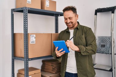 Genç Kafkasyalı iş adamı ofisteki touchpad 'i kullanıyor.