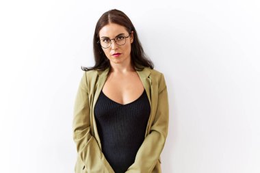 Genç esmer kadın izole edilmiş arka planda duruyor. Uykulu ve yorgun görünüyor, yorgunluktan bitkin ve akşamdan kalma, sabahları tembel gözler.. 