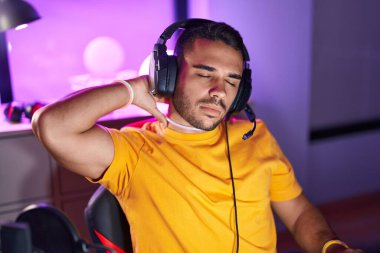 İspanyol asıllı genç adam oyun odasında bilgisayar kullanarak strese girdi.