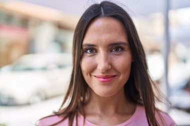 Sokakta kendine güvenen güzel İspanyol bir kadın.