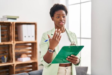 Psikoloji merkezinde konuşan Afrikalı Amerikalı kadın psikolog.