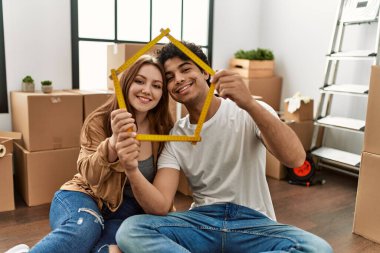 Genç çift yeni evinde mutlu bir ev projesiyle gülümsüyor..