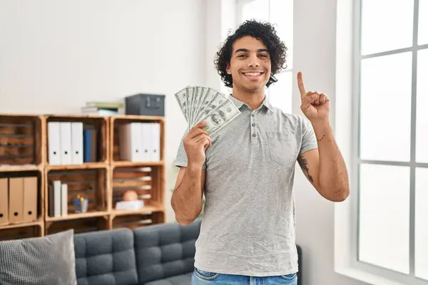 Uomo Ispanico Con Capelli Ricci Possesso Banconote 100 Dollari Sorridenti — Foto Stock