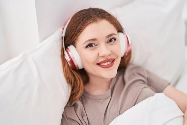 Jonge Roodharige Vrouw Luisteren Naar Muziek Liggend Bed Slaapkamer — Stockfoto