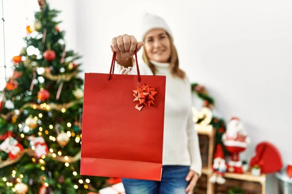 Mulher Caucasiana Meia Idade Sorrindo Confiante Segurando Saco Presente Natal — Fotografia de Stock