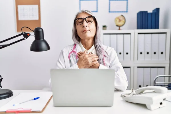 Mujer Pelo Gris Mediana Edad Vistiendo Uniforme Médico Trabajando Con — Foto de Stock
