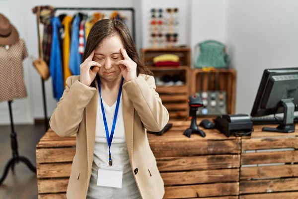 Sendromlu Genç Bir Kadın Perakende Mağazasında Yönetici Olarak Çalışıyor Stres — Stok fotoğraf