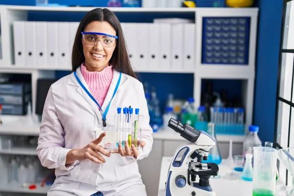 Молодая Брюнетка Женщина Работающая Лаборатории Ученого Выглядит Позитивно Счастливо Стоя — стоковое фото