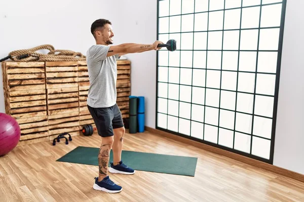 Jonge Spaanse Man Glimlacht Zelfverzekerde Training Met Kettlebell Het Sportcentrum — Stockfoto