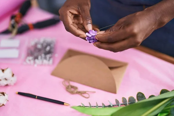 Afrikaans Amerikaanse Vrouw Bloemist Voorbereiding Envelop Brief Bij Flower Shop — Stockfoto