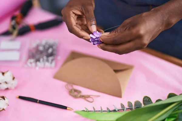 Fleuriste Afro Américaine Préparant Une Lettre Enveloppe Boutique Fleurs — Photo