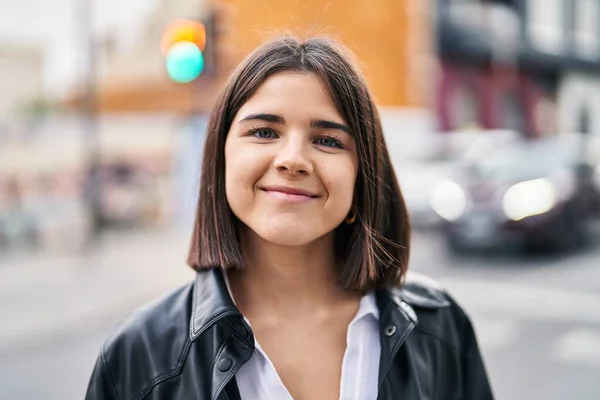 Jovem Bela Mulher Hispânica Sorrindo Confiante Rua — Fotografia de Stock