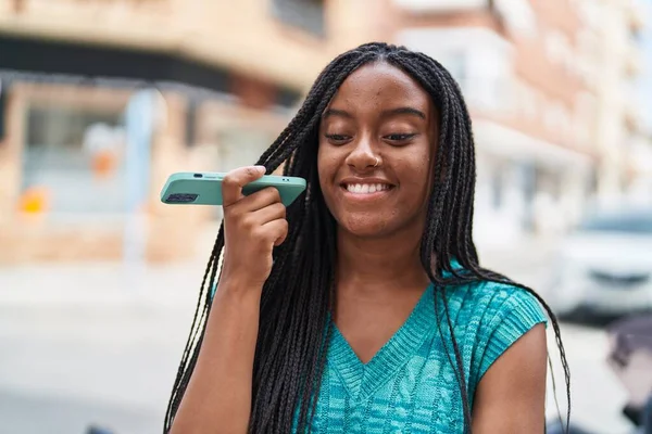 Mujer Afroamericana Sonriendo Confiado Escuchando Mensaje Audio Por Teléfono Inteligente — Foto de Stock