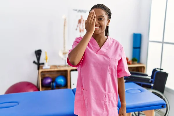 Молодая Африканская Американка Работающая Клинике Восстановлению Боли Закрывает Один Глаз — стоковое фото