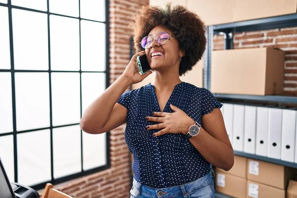 Femme Afro Américaine Commerce Travailleur Affaires Parler Sur Smartphone Bureau — Photo