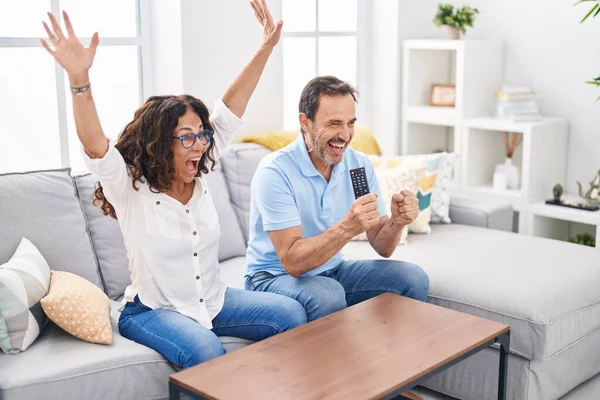 Homem Mulher Casal Assistindo Com Expressão Vencedora Casa — Fotografia de Stock