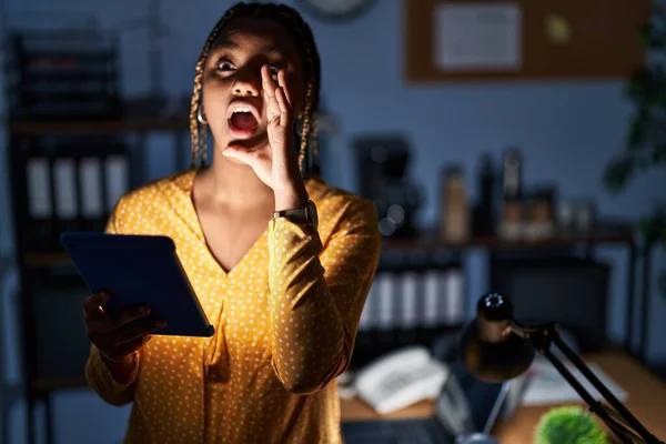 Afrikansk Amerikansk Kvinna Med Flätor Som Jobbar Kontoret Natten Med — Stockfoto