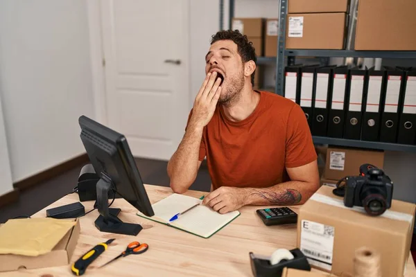 Jovem Hispânico Homem Comércio Eletrônico Trabalhador Negócios Cansado Trabalhando Escritório — Fotografia de Stock