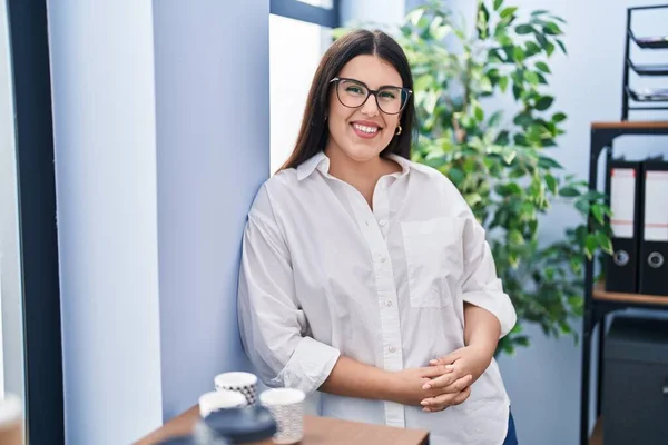 Jonge Spaanse Vrouw Zakenman Glimlachend Zelfverzekerd Kantoor — Stockfoto