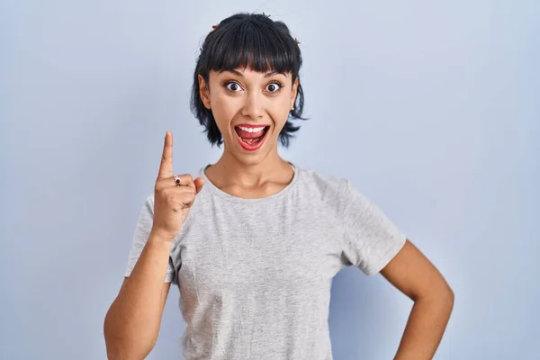 Mujer Hispana Joven Con Camiseta Casual Sobre Fondo Azul Apuntando —  Fotos de Stock