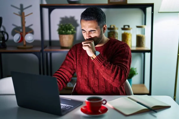 Junge Hispanische Mann Mit Bart Mit Computer Laptop Nachts Hause — Stockfoto