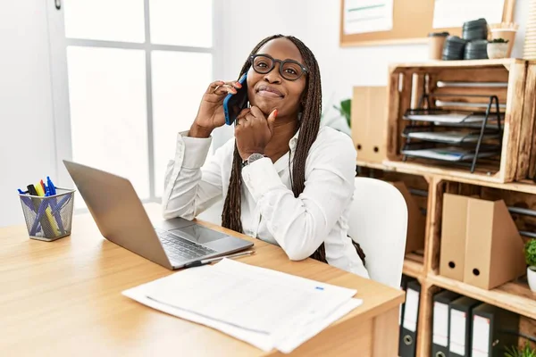 Femme Noire Avec Des Tresses Travaillant Bureau Parlant Téléphone Regardant — Photo