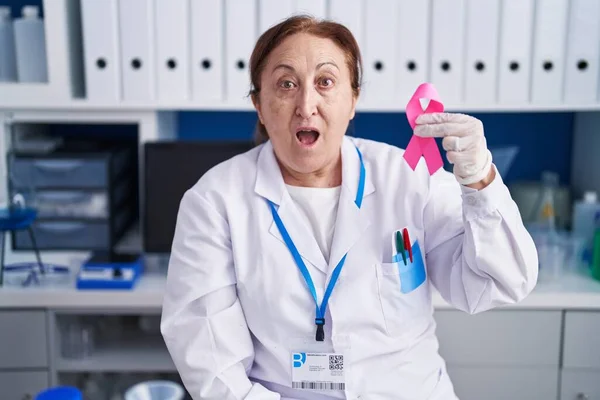 Ανώτερη Γυναίκα Γυαλιά Που Εργάζονται Εργαστήριο Επιστήμονας Κρατώντας Ροζ Κορδέλα — Φωτογραφία Αρχείου