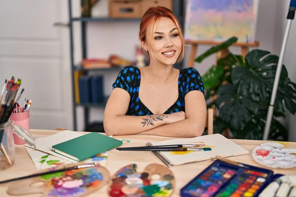 Beyaz Kadın Sanatçı Gülümsüyor Kollarını Kavuşturup Sanat Stüdyosunda Oturuyor — Stok fotoğraf