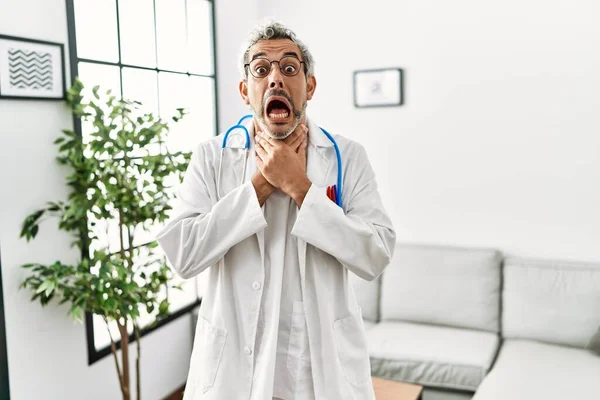 Hombre Hispano Mediana Edad Vistiendo Uniforme Médico Estetoscopio Sala Espera — Foto de Stock